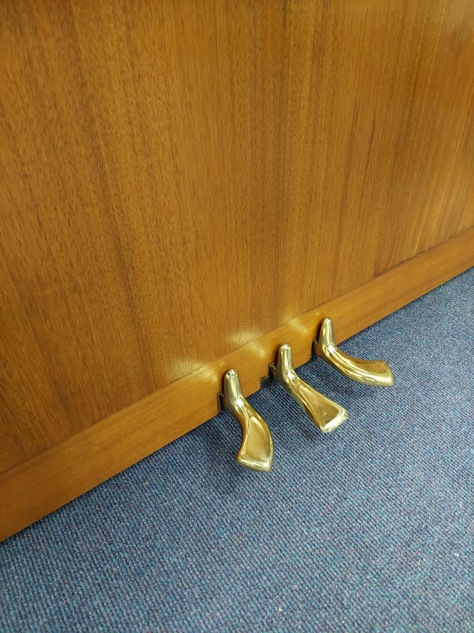 Yamaha 104 Upright piano detail photo 4 - Roberts Pianos