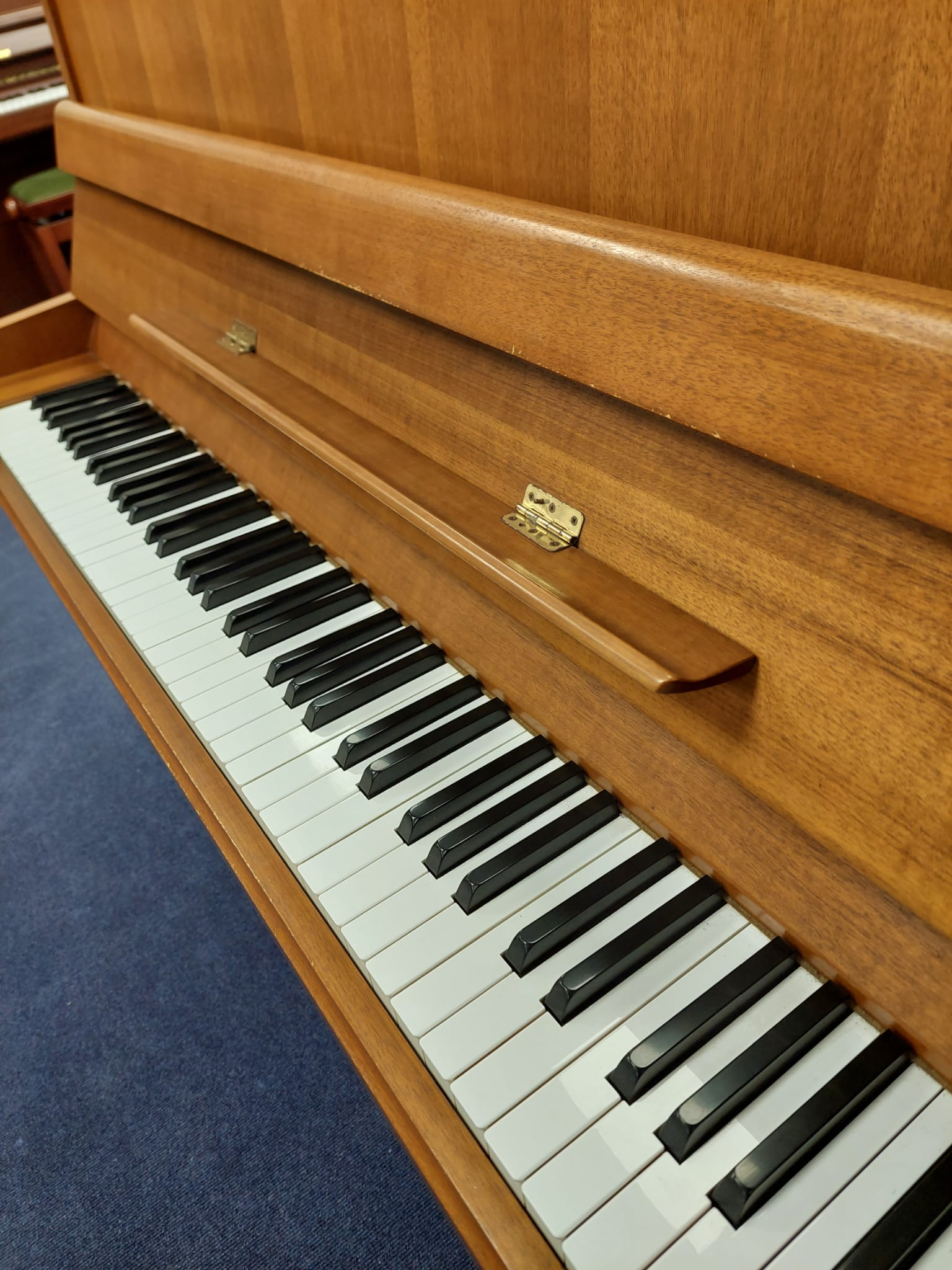 Yamaha 104 Upright piano detail photo 3 - Roberts Pianos
