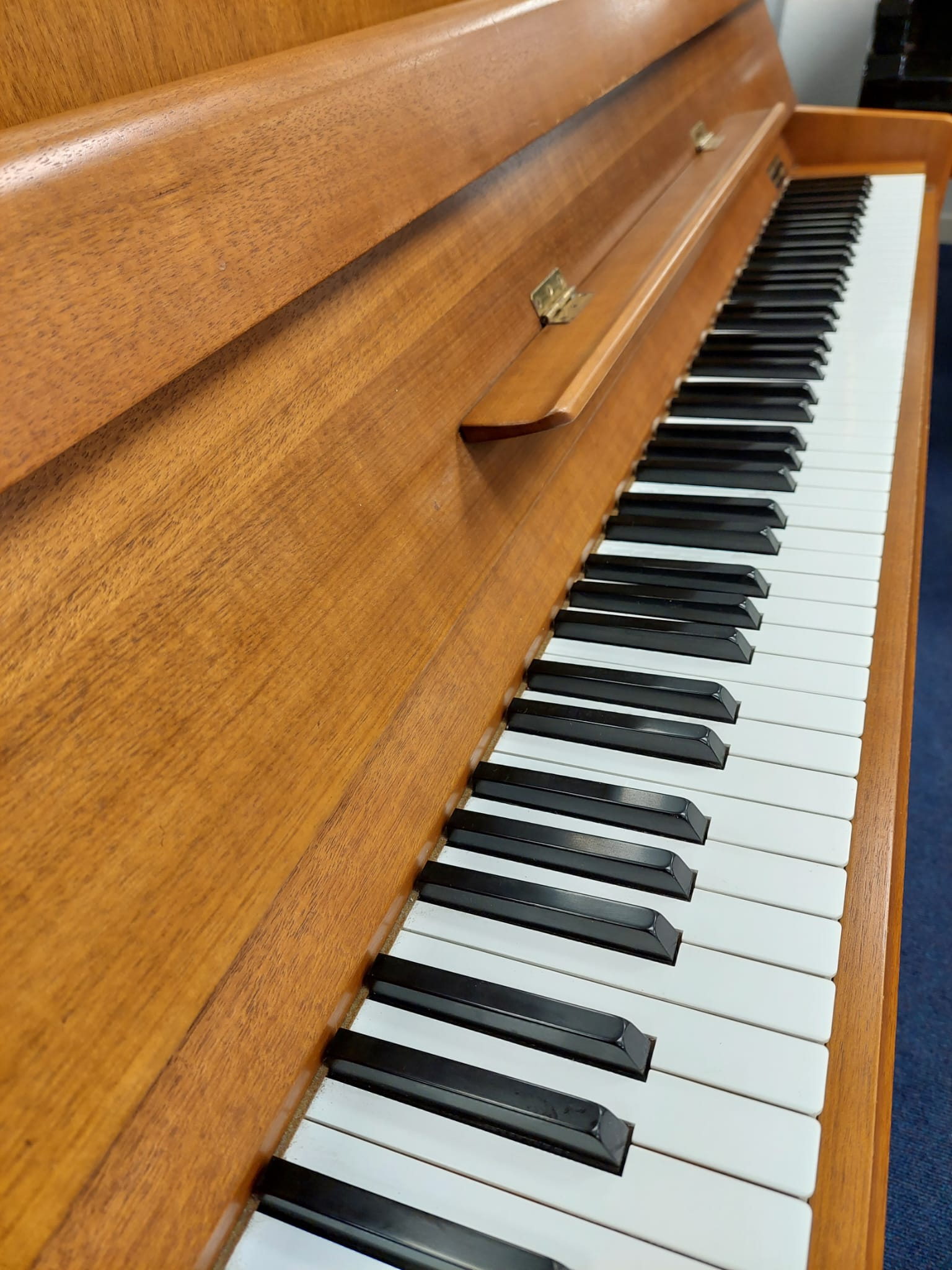 Yamaha 104 Upright piano detail photo 2 - Roberts Pianos